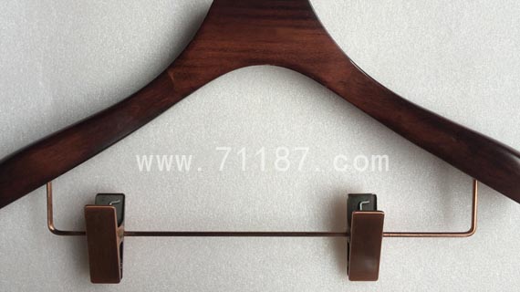 59e4b4c83920baedcdc7574e7baea5af 下夹款实木衣架-意昂衣架-严米衣架.jpg