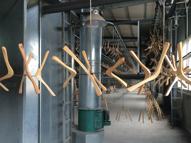 47451f8c109543cf8f448051792cbb55 意昂衣架厂油漆区照片素材34.jpg